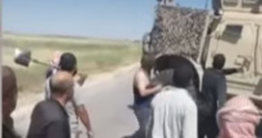 فيديو.. مزارعون سوريون يجبرون آليات أمريكية على التقهقر بريف الحسكة