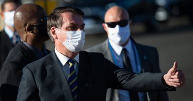 بعد اتهامه بتجاهل إجراءات منظمة الصحة.. رئيس البرازيل يرتدى الكمامة