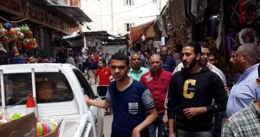 صور ..رغم التحذيرات.. زحام بأسواق الإسكندرية والأحياء تكثف حملاتها