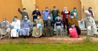 صور.. مستشفى العزل بملوى تحتفل بخروج 10 متعافين من فيروس كورونا