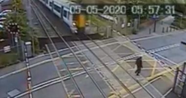 " عمره باقى".. رجل متهور ينجو من الموت تحت قطار بأعجوبة فى بريطانيا.. فيديو  
