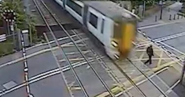 ملليمترات على مصرعه.. الحظ يحالف رجل وينقذه من الموت امام قطار في لندن