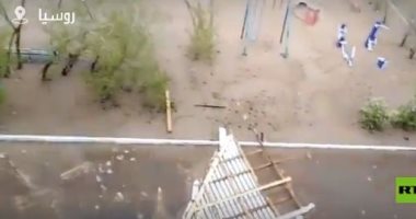 عاصفة عنيفة تقتلع أسقف المنازل والأشجار في مدينة تشيتا بروسيا.. فيديو