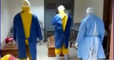 فيديو.. أطباء مستشفى الباجور يغسلون متوفيا بكورونا رفض أهله استلام الجثمان