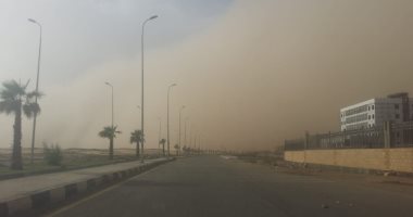 صور.. عاصفة ترابية تغطى سماء محافظة أسوان