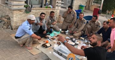 "صافى يالبن".. أحمد فلوكس يتناول الإفطار مع أفراد الأمن بعد الصلح.. فيديو وصور