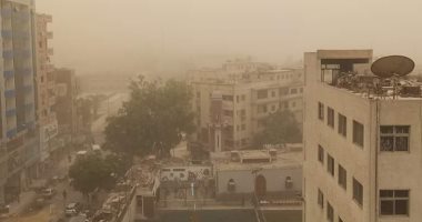 محافظ أسوان يوجه بغلق الطريق الصحراوى بعد تقلبات الطقس.. صور