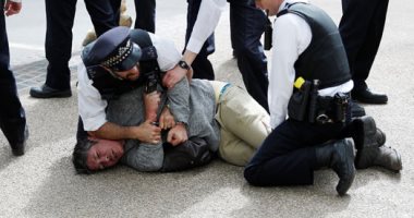 الشرطة البريطانية تسحل محتجين ضد إجراءات الحظر فى لندن