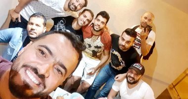 حمدي النقاز يحتفل بخروجه من السجن مع أصدقائه