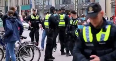 الشرطة الألمانية تفض مظاهرة ضد استمرار إجراءات كورونا فى هامبورج.. فيديو