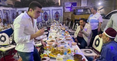 صور.. برلمانى يتجاهل إجراءات كورونا ويقيم مائدة إفطار لزملائه وسط القاهرة