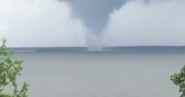 عاصفة مائية تضرب أحد السواحل بولاية تكساس في امريكا.. فيديو