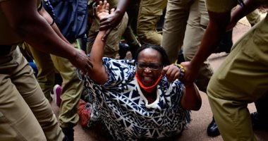 مظاهرات بأوغندا احتجاجاً على توزيع الحكومة للمواد الإغاثية بشكل غير عادل