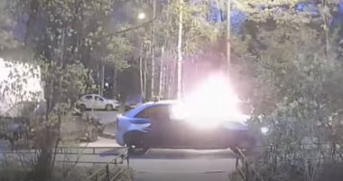 فيديو.. كيف نجا أربعة أشخاص من داخل سيارة تحترق؟