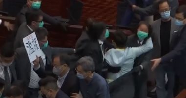 كلاكيت ثانى مرة.. فوضى ومشاجرات فى البرلمان بهونج كونج.. فيديو
