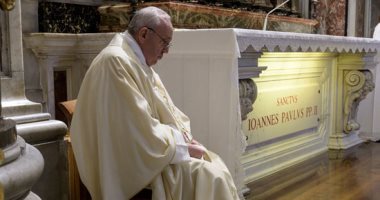البابا فرنسيس يطالب بمنح الفقراء لقاح كورونا قبل غيرهم