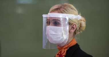 الجارديان: دروع الوجه تحمى مرتديها من كورونا ولكن لا تمنعهم من نشر الفيروس