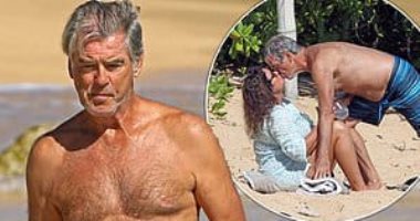 الحب لا يعرف كورونا .. بيرس بروسنان يقبل زوجته على الشاطئ فى هاواي