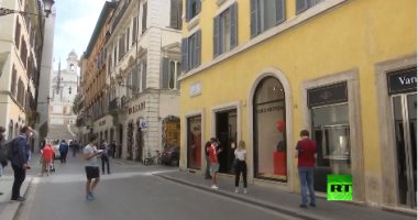 المحال التجارية فى إيطاليا تفتح أبوابها بعد إغلاق استمر شهرين.. صور