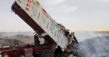 مصادرة السيارات المضبوطة أثناء إلقاء مخلفات على الطريق بمدينة الخارجة.. صور
