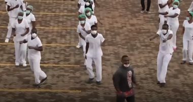 ممرضون يرقصون الزومبا لرفع الحالة المعنوية لمرضى كورونا فى كينيا.. فيديو وصور
