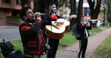 فرقة موسيقية فى كولومبيا تقدم عرضا رمزيا وسط تفشى كورونا 