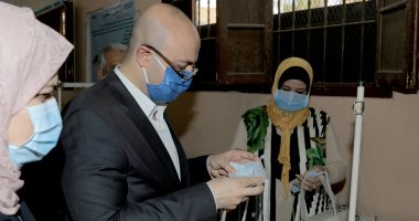 محافظ بني سويف يتابع أعمال تصنيع الكمامات الطبية بالمدارس الفنية