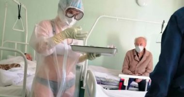 ممرضة روسية تعالج مصابى كورونا بارتداء "البكينى" للترفيه عليهم.. صورة