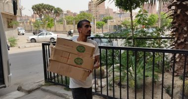 توزيع 200 كرتونة مواد غذائية بمبادرة جامعة حلوان لدعم العمالة اليومية
