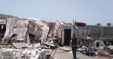 صور.. تنفيذ 3 قرارات إزالة غرب الإسكندرية.. منها 7 حجرات مخالفة بالطريق العام