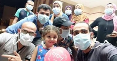 قارئ يشارك بصور خروج طفلة من مستشفى عزل ملوى بعد شفائها من كورونا