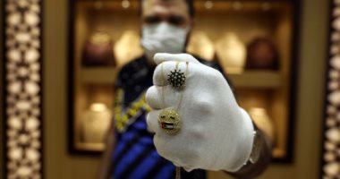 الأردنيون يخلدون ذكرياتهم مع فيروس كورونا على المشغولات الذهبية.. صور