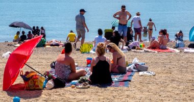 البريطانيون يتحدون كورونا.. الآلاف على الشواطئ لمواجهة حر الصيف.. فيديو