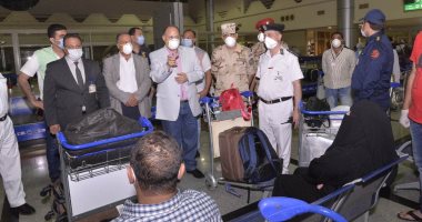 محافظ أسيوط يستقبل 165 مصرى من الفوج الأول من العالقين بالخارج (صور)