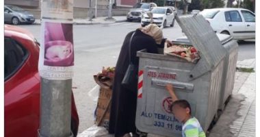 انتهاكات أردوغان.. أم وأبناءها يبحثون عن الطعام فى صندوق قمامة بتركيا