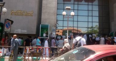 زحام وطوابير أمام أفرع البنوك وتكدس المواطنين أمام مكانات ATM بالشرقية
