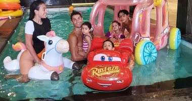 كريستيانو رونالدو وصديقته وأولادهم الأربعة بحمام السباحة × صورة جديدة 
