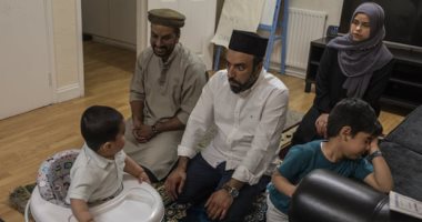 الجارديان: مسلمو بريطانيا يقضون عيد فطر "افتراضى" بسبب إجراءات غلق كورونا