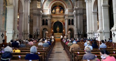 الصلاة تعود لكنائس باريس بعد تخفيف قيود كورونا