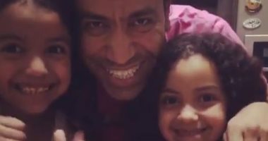 للعزل فوائد.. سامح حسين يصنع "كحك العيد" مع بناته وزوجته.. فيديو