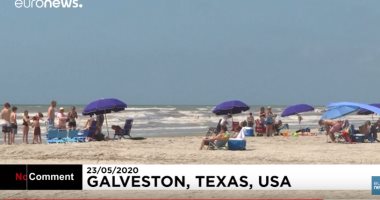 مئات العائلات تستمع على شواطئ تكساس بأشعة الشمس مع الالتزام بالتباعد الاجتماعى