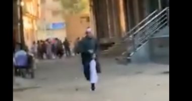 تداول فيديو لإمام مسجد في نبروه يهرب من الشرطة لإمامة صلاة العيد