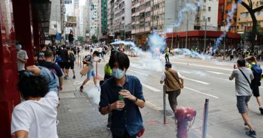 المظاهرات تعود لهونج كونج والشرطة تطلق الغازات المسيلة للدموع 