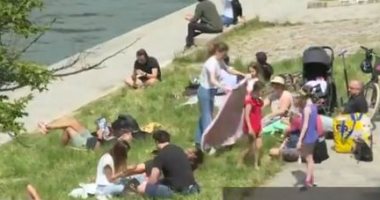 فرنسيون يتنزهون على ضفاف نهر السين بباريس مع احترام قواعد التباعد.. فيديو