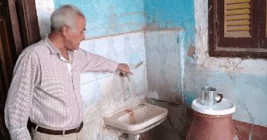 رئيس مدينة إسنا يتفقد قرية الدير لحل شكوى ضعف مياه الشرب.. صور