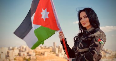 ديانا كرزون تحتفل بعيد الاستقلال فى الأردن بالزى العسكرى والعلم الوطنى