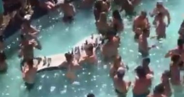 ينتهك قواعد الوقاية من كورونا.. فيديو لـ حمام سباحة مكتظ بالأشخاص يثير جدلا فى أمريكا