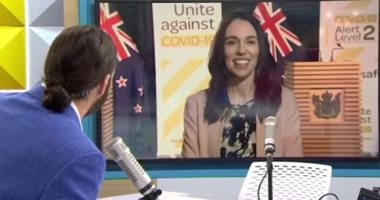 رئيس وزراء نيوزيلندا تستقبل الزلزال خلال خطابها بضحكة: توجد هزة لطيفة.. فيديو