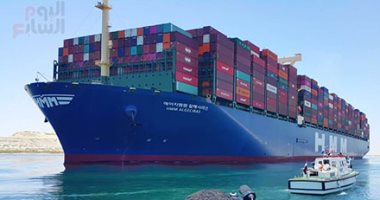 فيديو.. قناة السويس تشهد عبور أكبر سفينة حاويات بالعالم.. حمولتها 24ألف حاوية