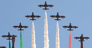 عرض جوي عسكري بالعلم الإيطالي فوق سماء ميلان لدعم الأطباء ضد كورونا.. صور